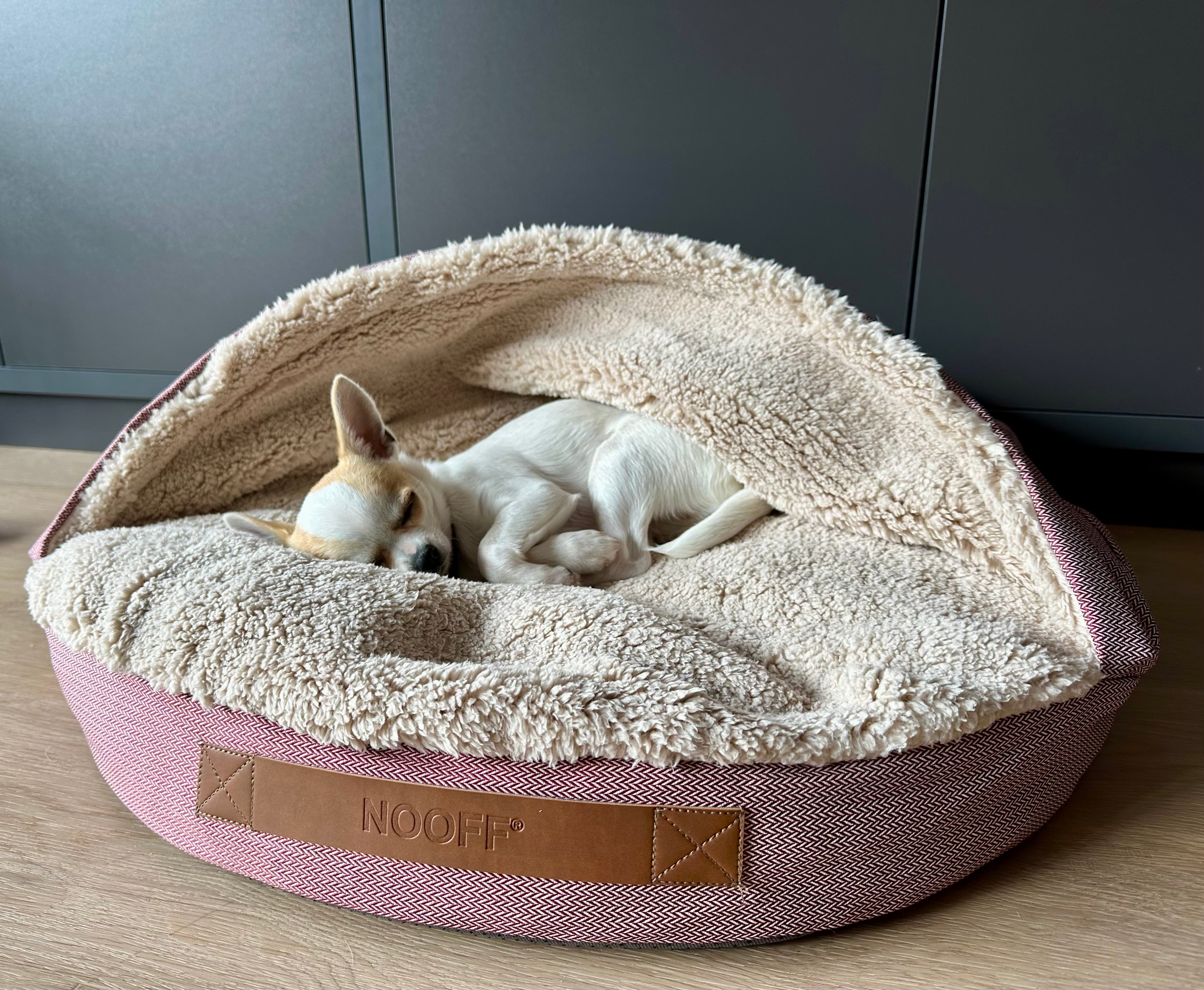 Hundehöhle | Weinrot und gebrochenes Weiß