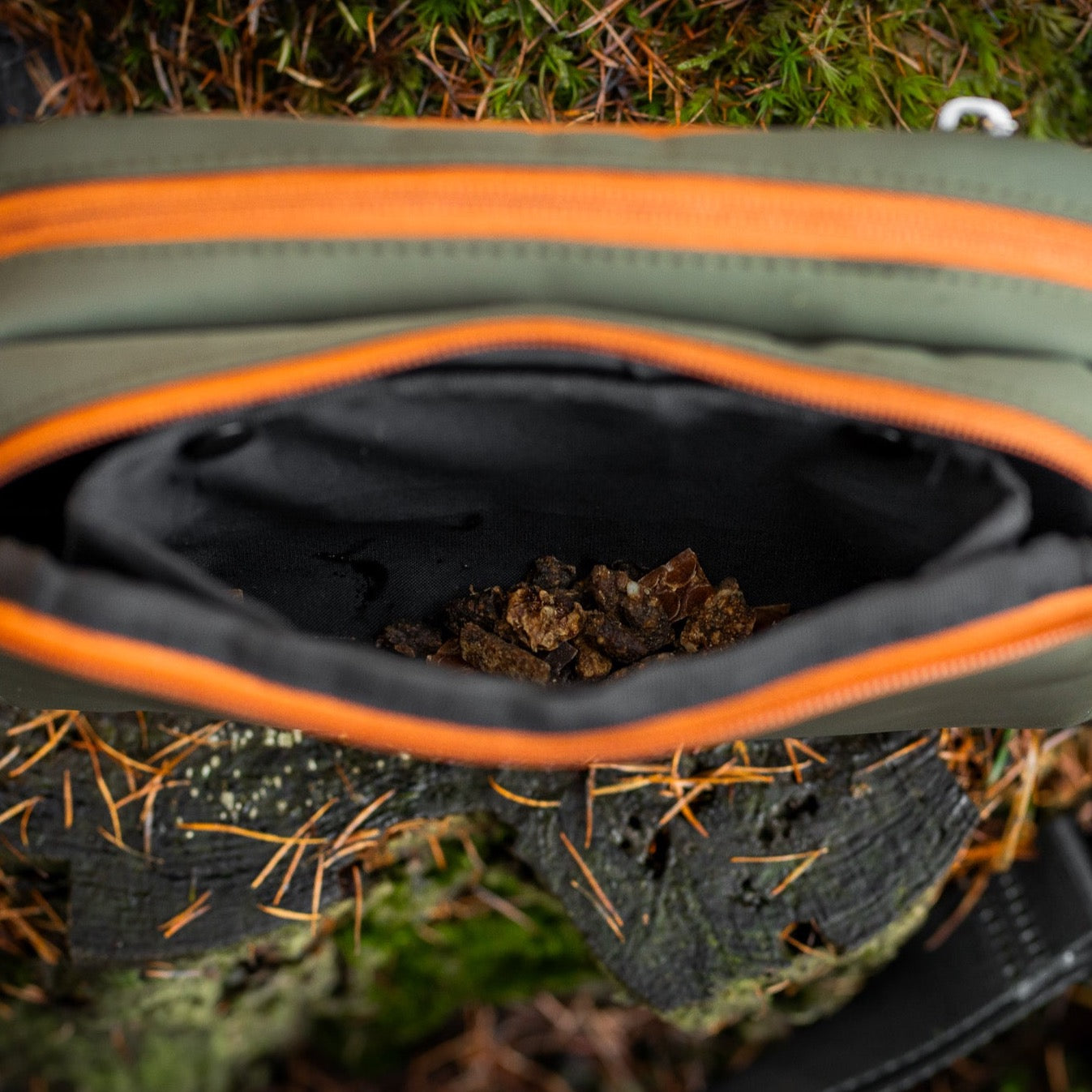 hippe hondenbeloningstasje waterproof van het merk NOOFF® met apart snackvak