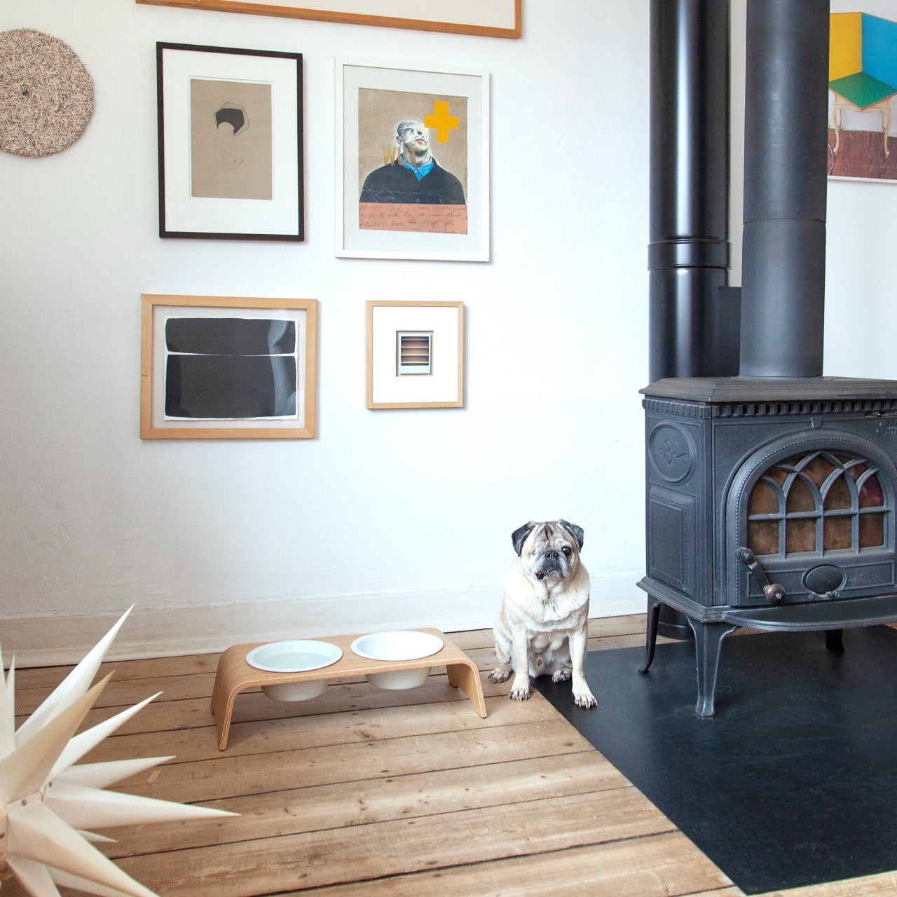 design hondenvoerbak Dogbar in lichteiken met porseleinen kommen