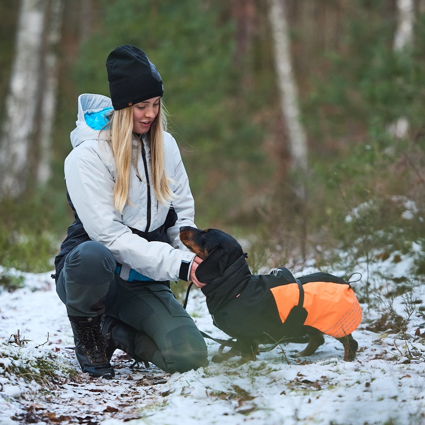 Teckel draagt Non-stop Dogwear Honden Winterjas Glacier 2.0 Oranje/Zwart